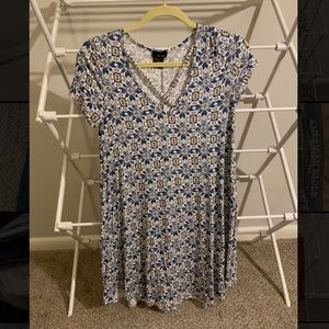 Short sleeve, knee-length dress